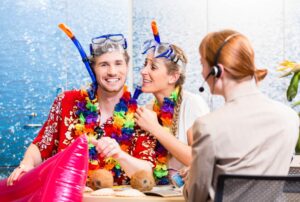 coppia in agenzia di viaggio per prenotare una crociea di gruppo