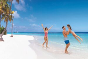 famiglia su una spiaggia dei Caraibi durante una escursione in crociera