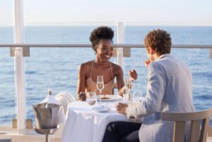Coppia durante un pranzo a bordo di una crociera