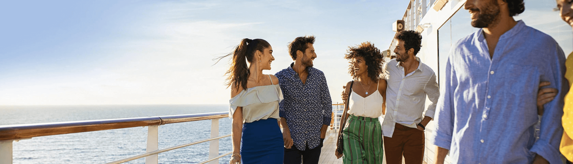 compagnie crociere con gruppo di persone a bordo