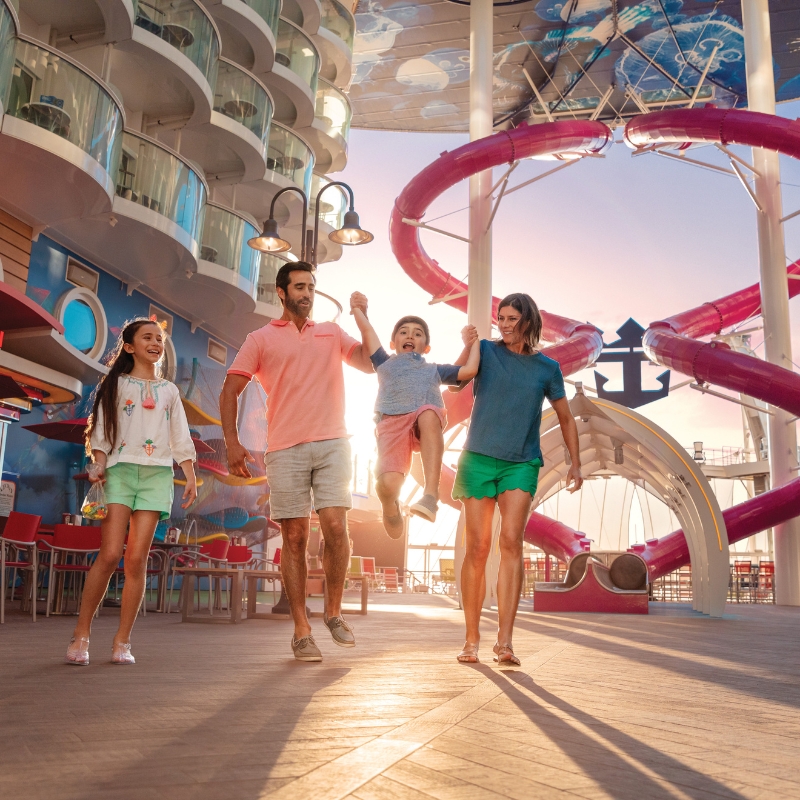 compagnia crociera royal caribbean con famiglia a bordo