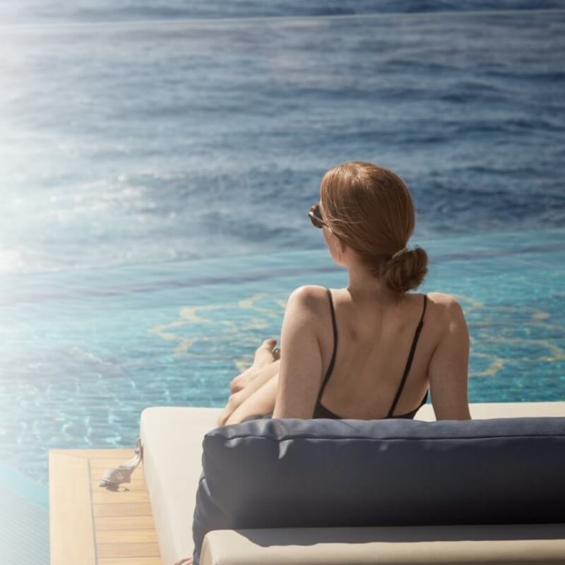 compagnia crociera explora journeys con donna in relax nella piscina della nave