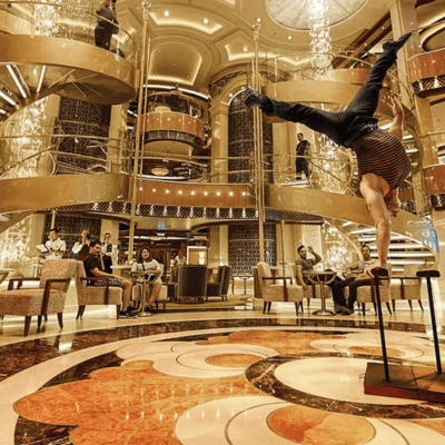 compagnia crociera princess durante uno spettacolo di intrattenimento a bordo