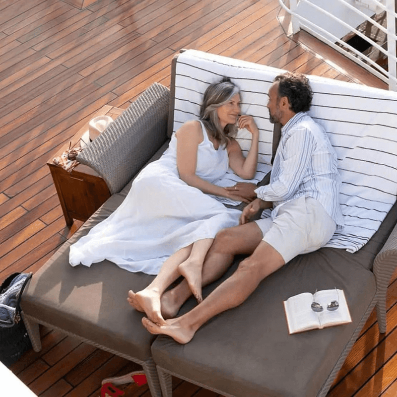 compagnia crociera seabourn con coppia in relax sul ponte della nave Seabourn