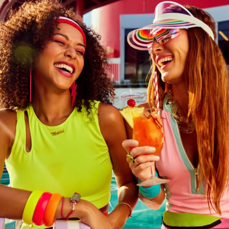 compagnia crociera virgin voyages con coppia di ragazze a bordo