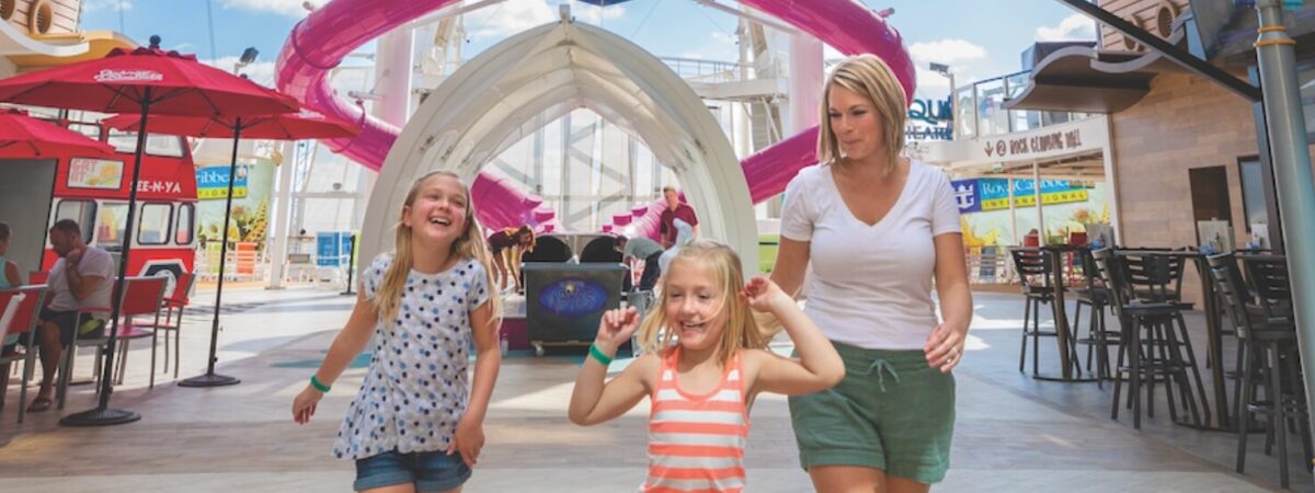 Famiglia che passeggia nella Promenade di una crociera Royal Caribbean