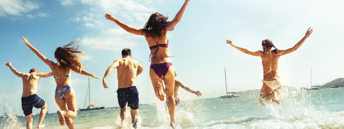 ragazzi al mare durante un'escursione in crociera di gruppo