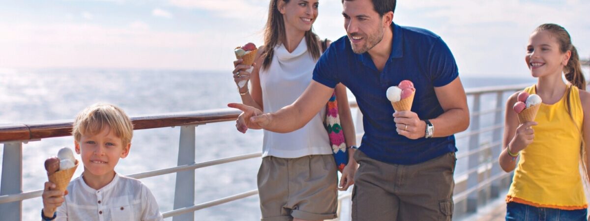 famiglia che mangia gelato a bordo di una crociera