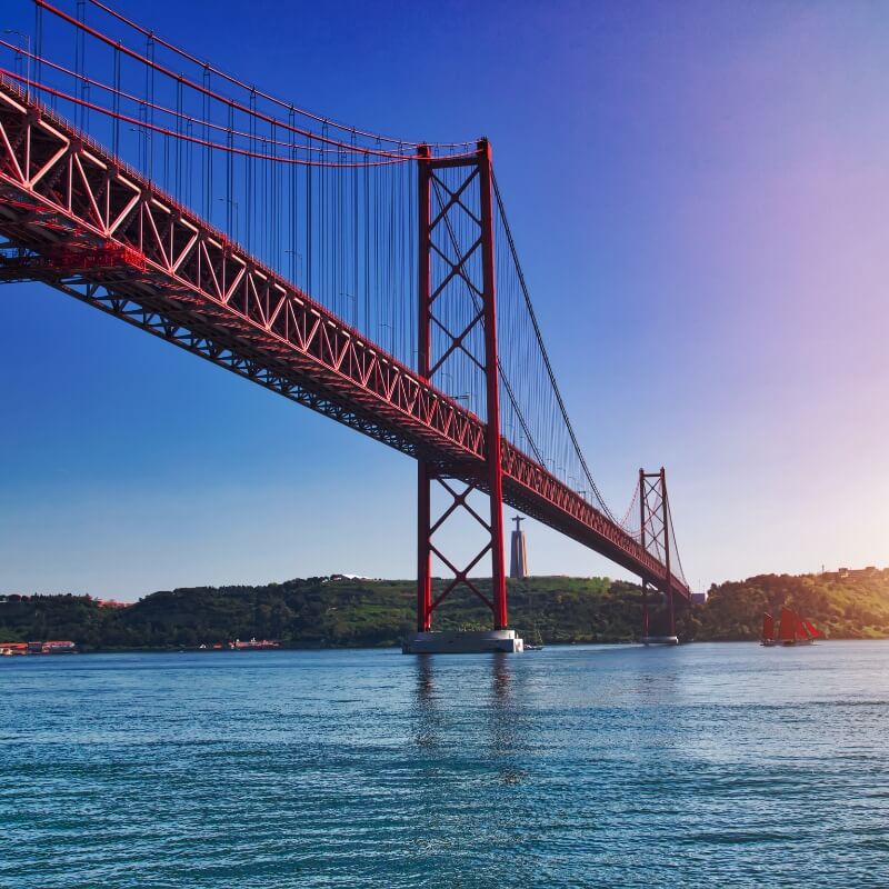 lisbona, portogallo. Ponte sul fiume tagus