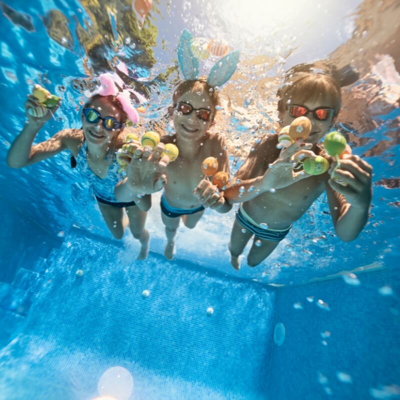 bambini in piscina durante una crociera di pasqua