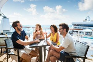 amici a bordo di una nave da crociera mentre fanno aperitivo