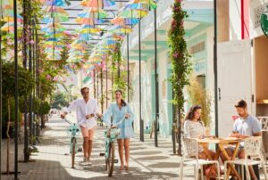 Coppia mentre visitano il centro di un paese dei Caraibi