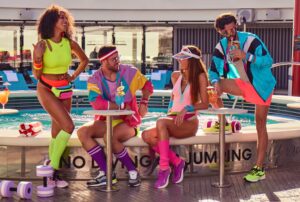 persone in tenuta ginnica a bordo di una crociera